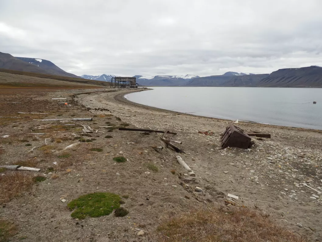 As a part of the Adapt Northern Heritage project NIKU researchers are studying how coastal erosion affects cultural heritage at Svalbard, Norway. (Photo: A.C. Flyen, NIKU)