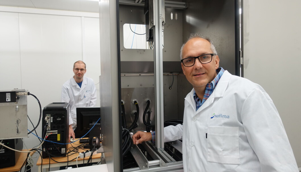 Senior scientist Karsten Heia and researcher Stein-Kato Lindberg with the machine that can revolutionize the Norwegian fishing industry. (Photo: Anne-May Johansen © Nofima) Senior scientist Karsten Heia and researcher Stein-Kato Lindberg with the machine that can revolutionize the Norwegian fishing industry. (Photo: Anne-May Johansen © Nofima)