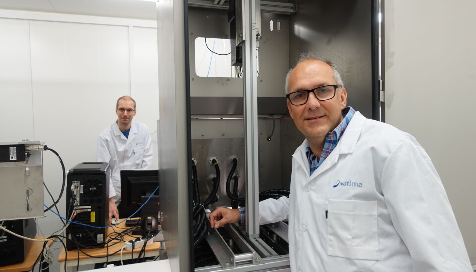 Senior scientist Karsten Heia and researcher Stein-Kato Lindberg with the machine that can revolutionize the Norwegian fishing industry. (Photo: Anne-May Johansen © Nofima)