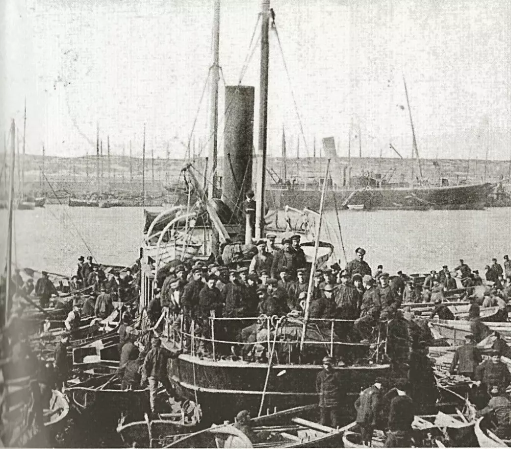 Picture from Vardø harbour in 1908. In the background the Russian passenger ship "Lomonosov" that travelled between Finnmark and Arkhangelsk during the summer. In the midst of the great emigration, when tens of thousands of Norwegians left for America in the west, some 200 to 300 Norwegians travelled east. Most of those who headed for the sparsely populated Murmansk coast (Russian for "Norwegian coast") were from the counties Finnmark and Troms, but some came from further south as well.
