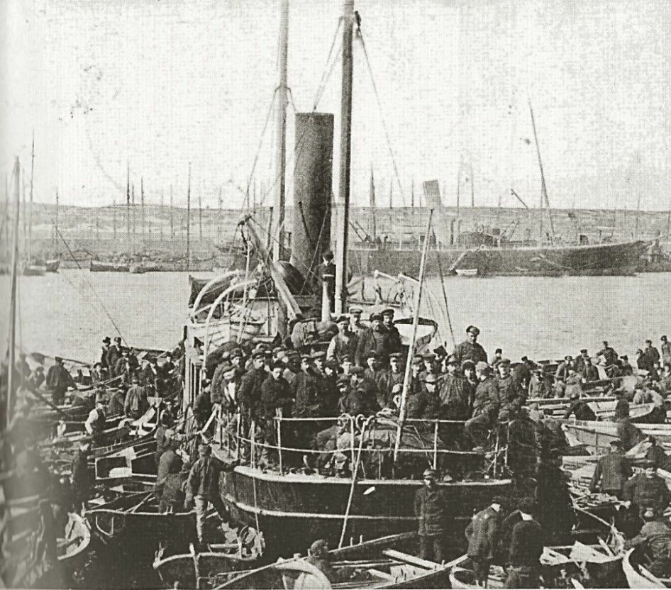Picture from Vardø harbour in 1908. In the background the Russian passenger ship 'Lomonosov' that travelled between Finnmark and Arkhangelsk during the summer. In the midst of the great emigration, when tens of thousands of Norwegians left for America in the west, some 200 to 300 Norwegians travelled east. Most of those who headed for the sparsely populated Murmansk coast (Russian for 'Norwegian coast') were from the counties Finnmark and Troms, but some came from further south as well.