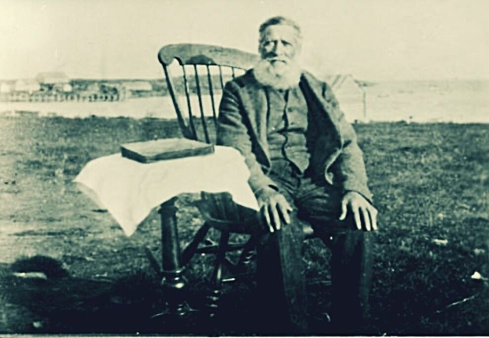 Per Jørstad in the rocking chair in Tsypnavolok around 1930. He had been instrumental in founding the Norwegian village around 1870. The picture is taken at the tail end of the happy time for the Norwegian colonists. Ten years later not one Norwegian was left on the peninsula. Per Jørstad in the rocking chair in Tsypnavolok around 1930. He had been instrumental in founding the Norwegian village around 1870. The picture is taken at the tail end of the happy time for the Norwegian colonists. Ten years later not one Norwegian was left on the peninsula.
