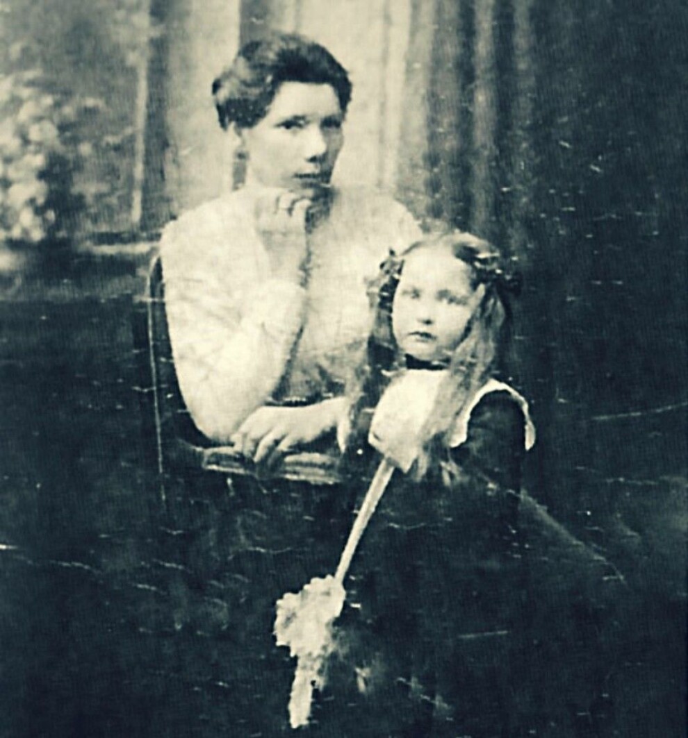 According to Morten Jentoft, Ida Jørstad (sitting) was a highly respected woman in Tsypnavolok. No one knows what happened to her after she was arrested in the fall of 1937. According to Morten Jentoft, Ida Jørstad (sitting) was a highly respected woman in Tsypnavolok. No one knows what happened to her after she was arrested in the fall of 1937.