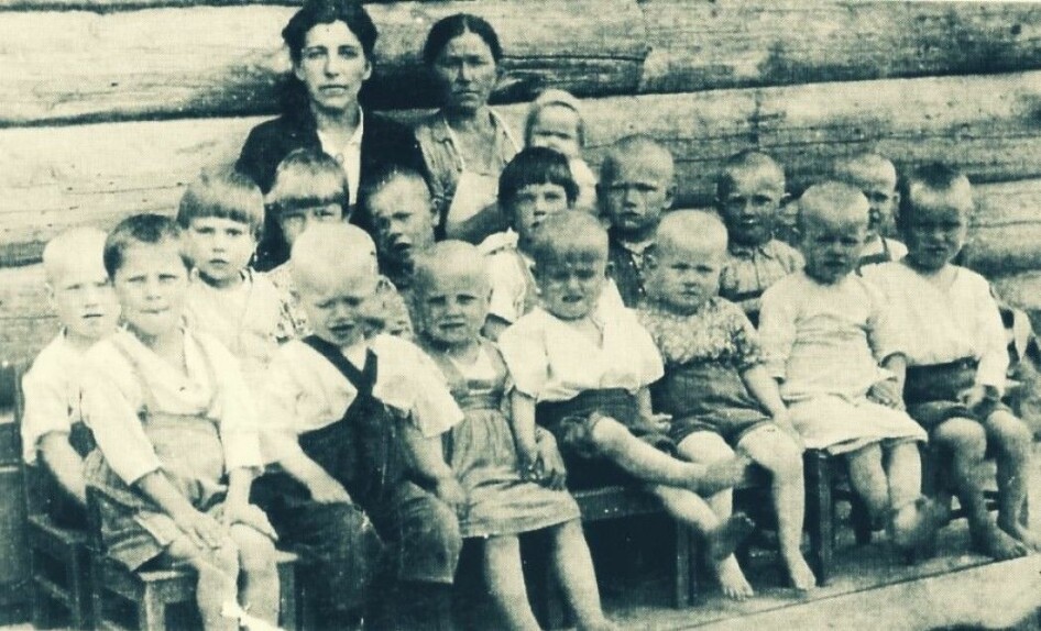 The children from the Norwegian village of Tsypnavolok suffered a lot during the war. Many died of hunger and malnutrition. This picture was taken in Tarza south of Arkhangelsk, where many Norwegians were sent.