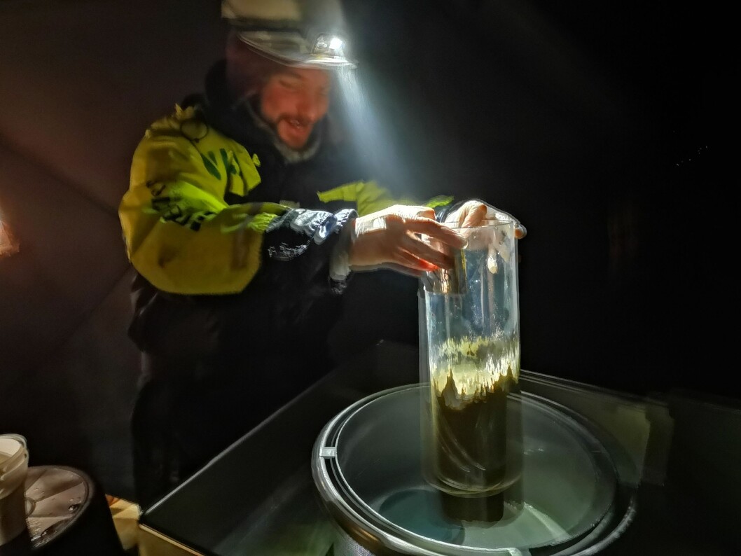 PhD student Erica Jorda from Nord University working inside a tent on the ship deck, so he is less exposed to the cold and the wind. PhD student Erica Jorda from Nord University working inside a tent on the ship deck, so he is less exposed to the cold and the wind.