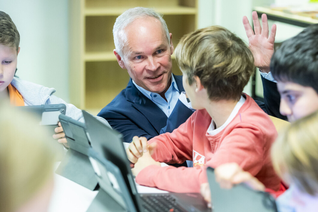 Government bureaucrats and politicians want to know what’s working in Norwegian schools. To that end they dedicate significant funding to educational research. But how is that research actually used? In this photo, Minister of Education and Integration Jan Tore Sanner speaks with 7th grade students after announcing new curricula in the school. Government bureaucrats and politicians want to know what’s working in Norwegian schools. To that end they dedicate significant funding to educational research. But how is that research actually used? In this photo, Minister of Education and Integration Jan Tore Sanner speaks with 7th grade students after announcing new curricula in the school.
