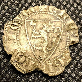 King Eirik Magnusson (1280-1299) designed the Norwegian national coat of arms as we know it today. In keeping with the ideals of the time, the choice fell on something as unoriginal as a lion. King Eirik then put an axe between its paws and a crown on its head. This is a silver coin from Eirik Magnusson's time, found by metal detector hobbyist Roy Søreng on cultivated land in Trøndelag in 2018. King Eirik Magnusson (1280-1299) designed the Norwegian national coat of arms as we know it today. In keeping with the ideals of the time, the choice fell on something as unoriginal as a lion. King Eirik then put an axe between its paws and a crown on its head. This is a silver coin from Eirik Magnusson's time, found by metal detector hobbyist Roy Søreng on cultivated land in Trøndelag in 2018.