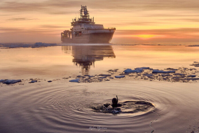 Avatar Alliance Foundation photographer Lu Lamar tests a dive suit in front of icebreaker Kronprins Haakon. The location is 4000 metres above the Aurora volcanic field. Avatar Alliance Foundation photographer Lu Lamar tests a dive suit in front of icebreaker Kronprins Haakon. The location is 4000 metres above the Aurora volcanic field.