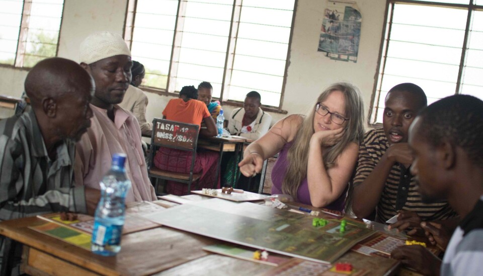 Bente Jessen Graae points as she talks to players about the Savanna Life board game.
