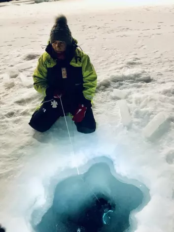 Sampling water through a hole in the ice. 
The ice thickness here at 82°N is 120 cm and below 
this ice there are 3800 meters with dark cold sea
water, that contains a substantive diversity of cold
loving organisms.