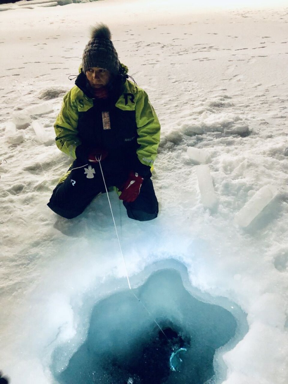 Sampling water through a hole in the ice.
The ice thickness here at 82°N is 120 cm and below
this ice there are 3800 meters with dark cold sea
water, that contains a substantive diversity of cold
loving organisms.