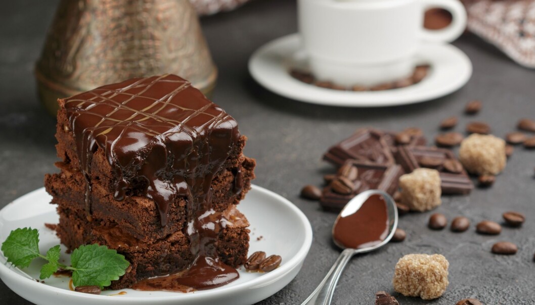 Research indicates that the sugar in sweet foods stimulates a reflex which expands the stomach. Research indicates that the sugar in sweet foods stimulates a reflex which expands the stomach.