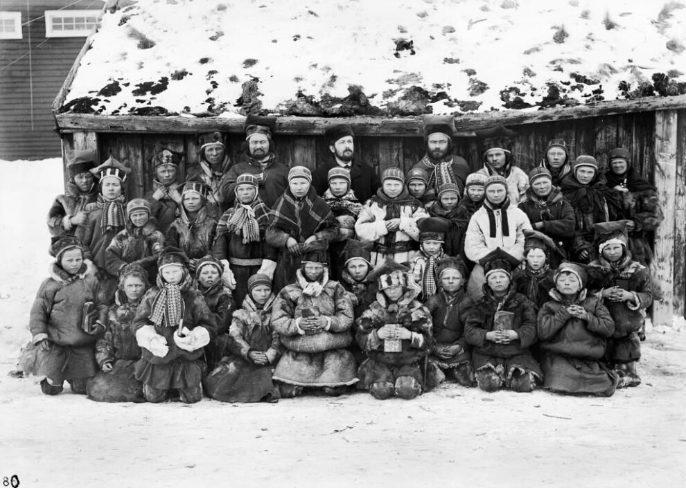 Anders Bær went to school in Kautokeino. It was in this schoolroom that he became acquainted with the capricious priest Stockfleth. This photo was taken after Bær's death and shows other schoolchildren, teachers and a pastor in 1883. Anders Bær went to school in Kautokeino. It was in this schoolroom that he became acquainted with the capricious priest Stockfleth. This photo was taken after Bær's death and shows other schoolchildren, teachers and a pastor in 1883.