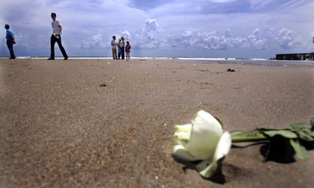 The tidal wave that slammed onto the beach at Blue Village in Khao Lak, Thailand took many Norwegian lives on 26 December 2004. Several of the survivors and relatives have since visited the beach and laid flowers at the site that hit many Norwegian families hard. These visits have helped many of those affected in the years since, says the researcher. The tidal wave that slammed onto the beach at Blue Village in Khao Lak, Thailand took many Norwegian lives on 26 December 2004. Several of the survivors and relatives have since visited the beach and laid flowers at the site that hit many Norwegian families hard. These visits have helped many of those affected in the years since, says the researcher.