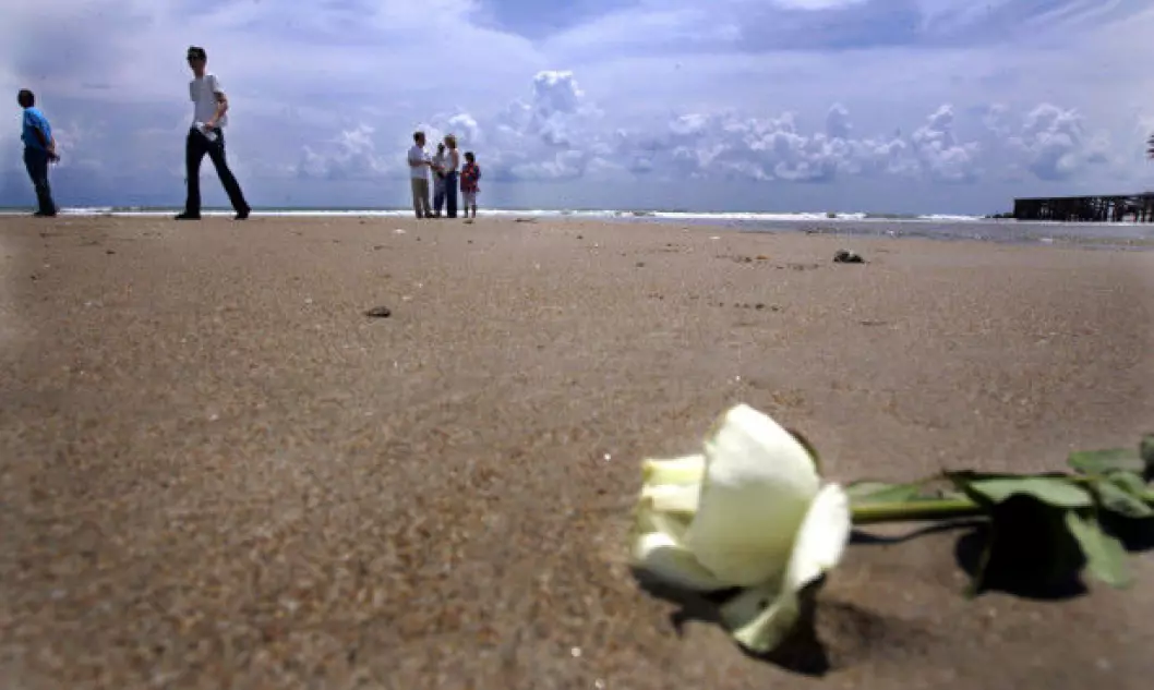The tidal wave that slammed onto the beach at Blue Village in Khao Lak, Thailand took many Norwegian lives on 26 December 2004. Several of the survivors and relatives have since visited the beach and laid flowers at the site that hit many Norwegian families hard. These visits have helped many of those affected in the years since, says the researcher.