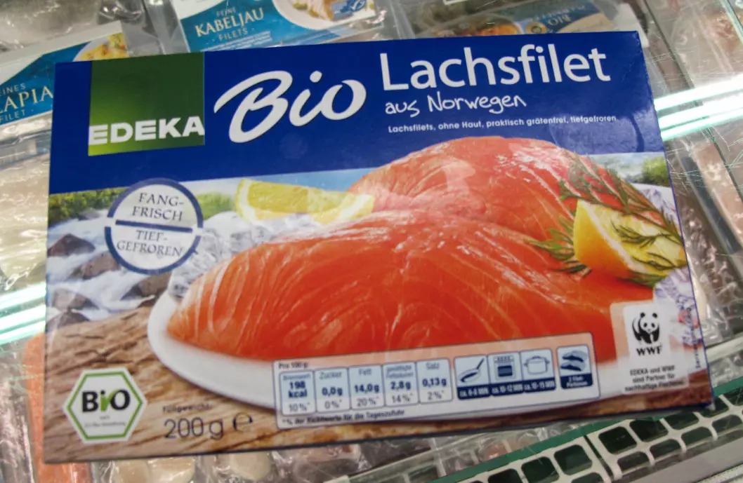 Norwegian salmon is differentiated in various ways, as here in Germany. The package is labelled with origin, with the product being organic, and with the name of the supermarket chain (Edeka).