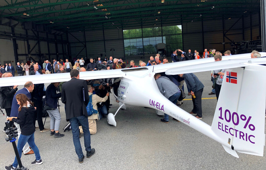 There’s a reason that electric airplanes are so small. The picture is from the Oslo Airport, Gardermoen, after a test flight of a little electric plane in 2018. There’s a reason that electric airplanes are so small. The picture is from the Oslo Airport, Gardermoen, after a test flight of a little electric plane in 2018.