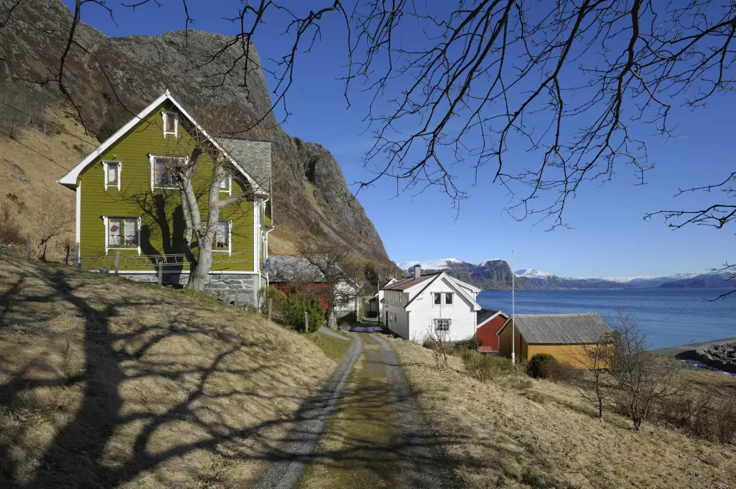 Housing researchers are finding that surprisingly many “mature” Norwegians are choosing to move into rather remote and often impractical houses, just a few years before hitting their senior years. This is a costly challenge for many district municipalities.