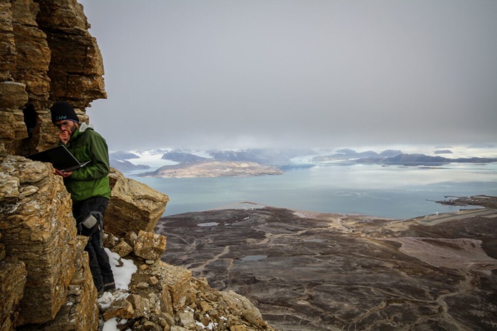 Studying permafrost in remote places is challenging. Here Jaroslav Obu measures temperatures at a mountain side in Ny-Ålesund on Svalbard. Permafrost can also be observed with the help of satellites and permafrost models.