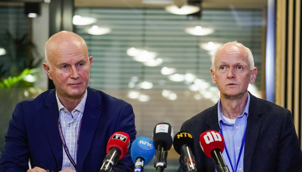 There will be many, many more sick people before this is over, says Geir Bukholm (to the right), executive director of the Norwegian Institute of Public Health’s Division of Infection Control and Environmental Health. Photographed here at a press briefing with Bjørn Guldvog (to the left), Director General of the Norwegian directorate of health.