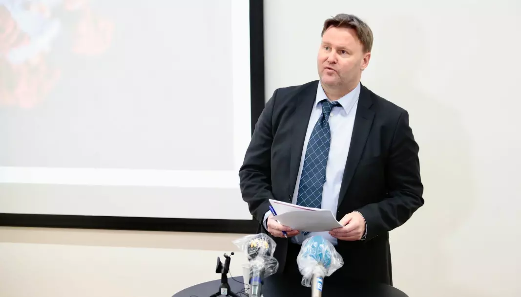 We may need to take extra measures for people belonging to different risk groups, the Norwegian Directorate of Health’s Acting Assistant Health Director Espen Rostrup Nakstad said. The picture is from a press conference on the coronavirus that was held on Saturday 21 March.
