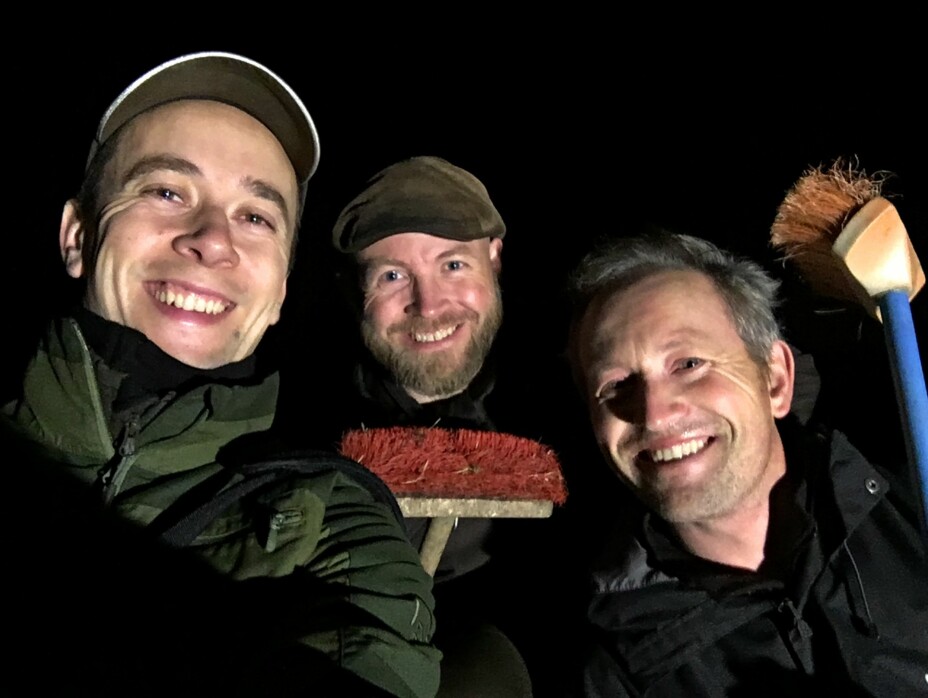 All it took was a smart hypothesis and a few brooms. Together, the three friends – Magnus Tangen, Tormod Fjeld and Lars Ole Klavestad – have discovered hundreds of previously unknown rock carving sites in the Østfold landscape in the last 3-4 years.