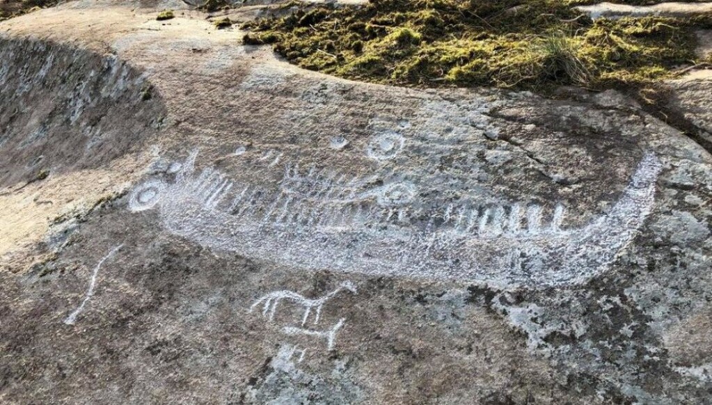 Here is the impressive ship the three found just a couple of weeks ago, enhanced with chalk. In school you might have learned that ships like this were religious in nature. Today, several Bronze Age researchers believe that people in the Nordic countries 3000 years ago may have actually built large ships like this. With a lot of crew and cargo, they could have travelled from southern Norway to Denmark, Germany and England – or maybe even as far as Finnmark in the north and the Mediterranean in the south. Here is the impressive ship the three found just a couple of weeks ago, enhanced with chalk. In school you might have learned that ships like this were religious in nature. Today, several Bronze Age researchers believe that people in the Nordic countries 3000 years ago may have actually built large ships like this. With a lot of crew and cargo, they could have travelled from southern Norway to Denmark, Germany and England – or maybe even as far as Finnmark in the north and the Mediterranean in the south.
