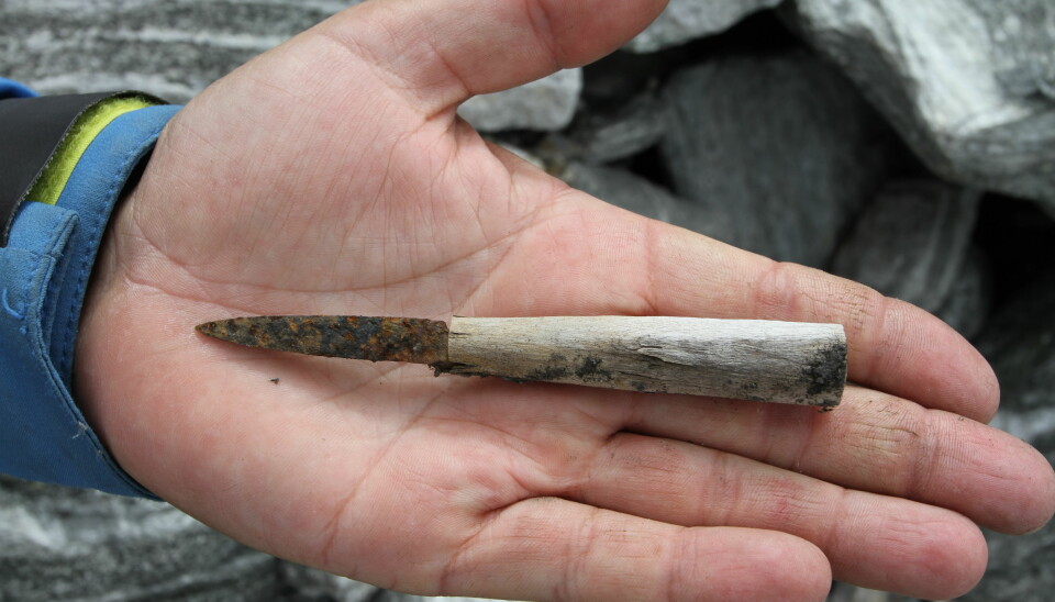 A small knife found at Lendbreen. It is dated to the 11th century and consists of an iron blade with a birch knife shaft.
