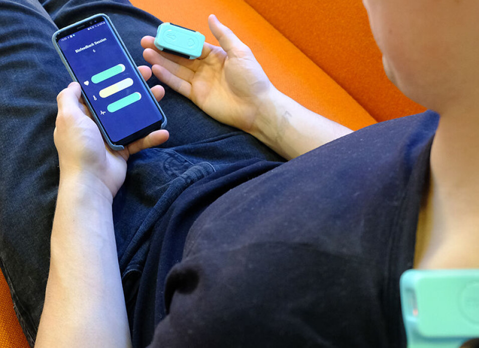 Ten minutes of training daily: A sensor is placed on the trapezius muscle in the neck to measure muscle tension, and another one is put on a finger to measure heart rate and temperature.