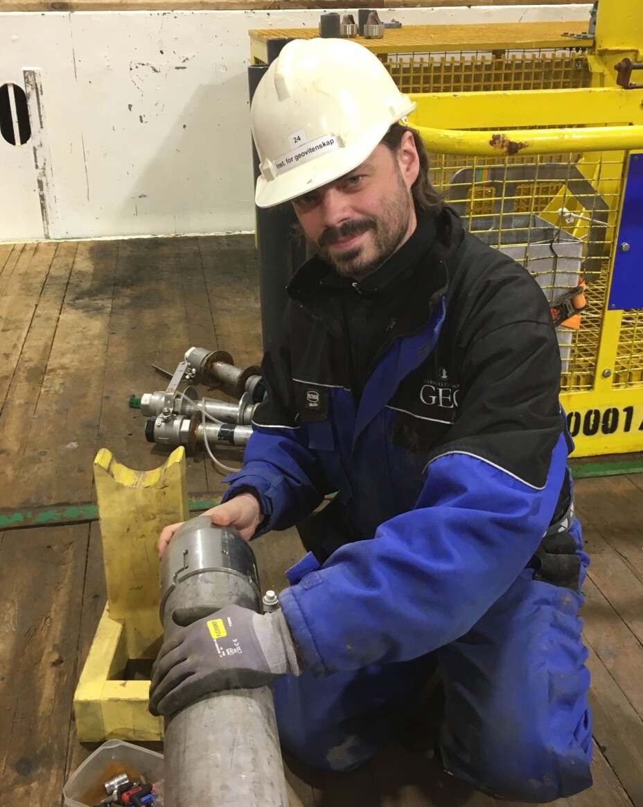The paleo climate researchers analyzed shells from the floor of the Norwegian Sea. Jo Brendryen here holds a sampler used to collect sediments.