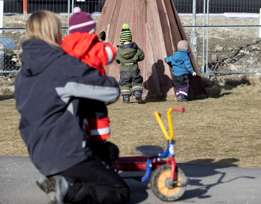 Employees in four preschools report that they sometimes scold children or grab them. Afterwards they regret it. Employees in four preschools report that they sometimes scold children or grab them. Afterwards they regret it.