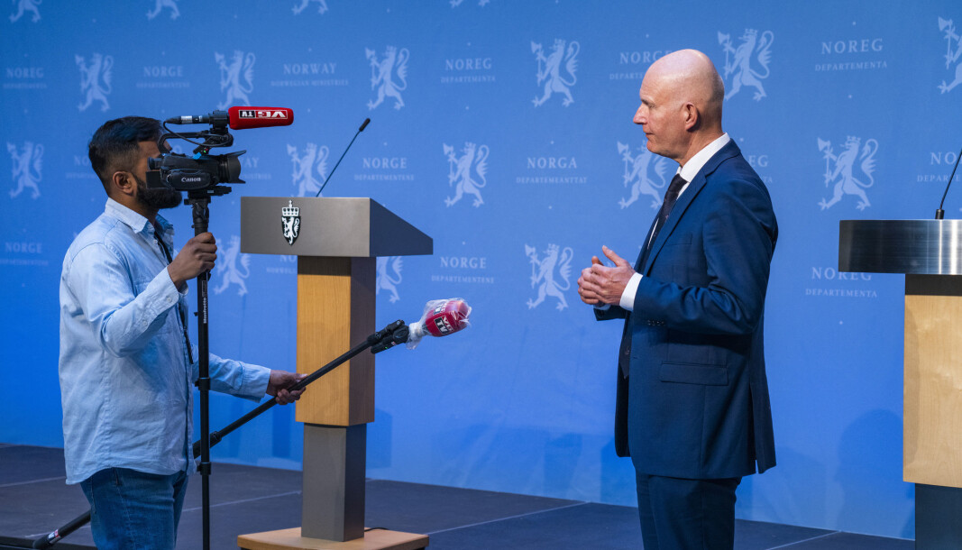 The coronavirus has affected the media picture in recent weeks. The photograph shows a journalist from the national newspaper VG, interviewing Bjørn Guldvog, Director of Health at the Norwegian Directorate of Health, after a daily update on the virus. The coronavirus has affected the media picture in recent weeks. The photograph shows a journalist from the national newspaper VG, interviewing Bjørn Guldvog, Director of Health at the Norwegian Directorate of Health, after a daily update on the virus.