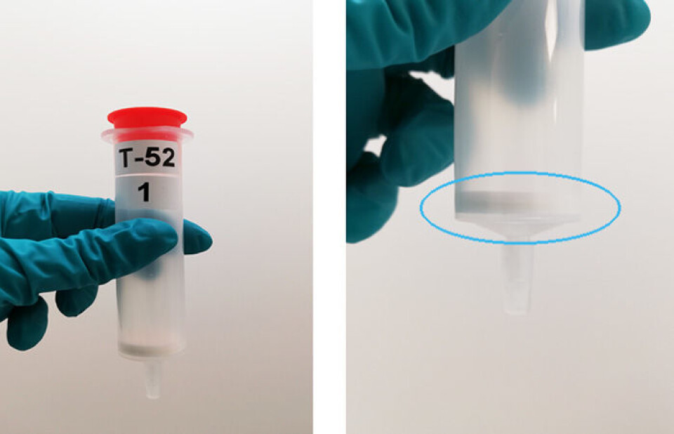 This is a sorbent cartridge used in air samplers. The thin white layer, marked with a blue circle on the picture to the right, is the ABN sorbent. When air is pumped through the cartridge, siloxanes and other airborne chemicals are trapped in the sorbent material.