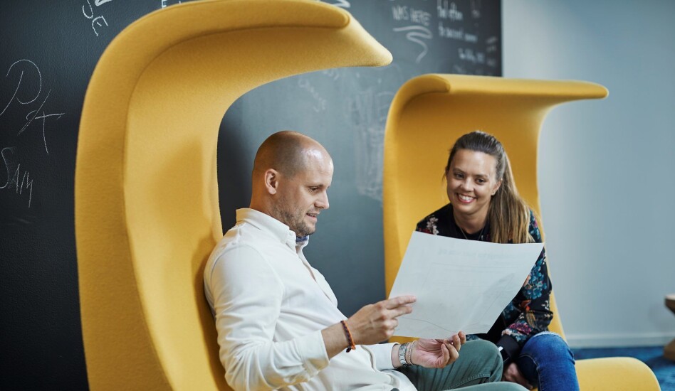 Research shows that unplanned meetings are often the most productive. Here we see Christian Brandt and Siri Olsen Corneliussen of SpareBank 1, before working from home became the company’s new norm.