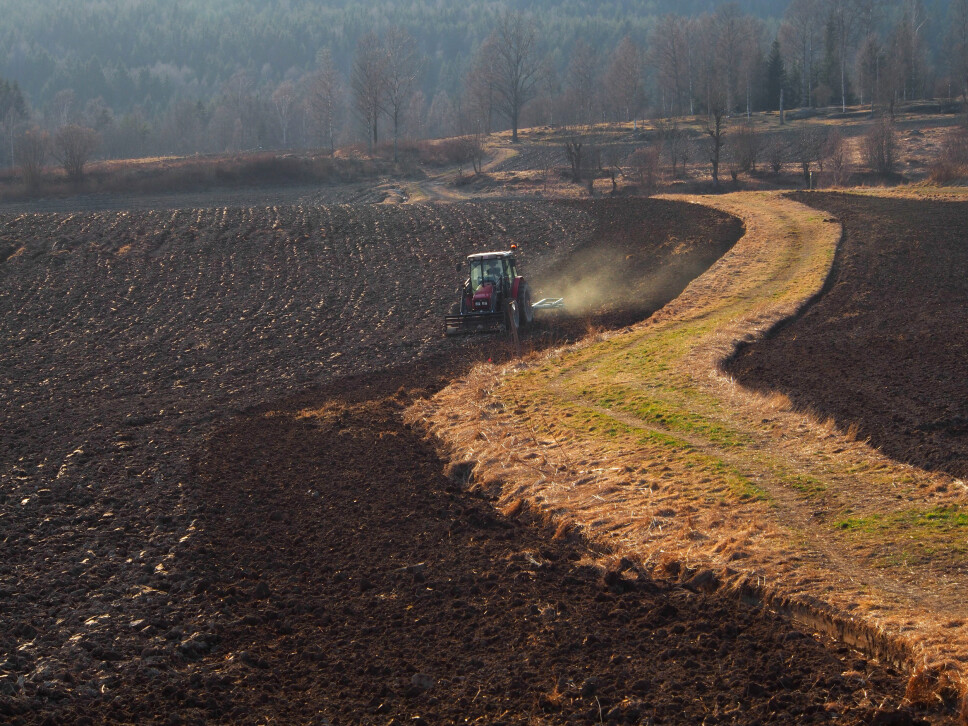 A farmer prepares the soil in Maridalen near Oslo for a new season. But what is all this soil actually made of?