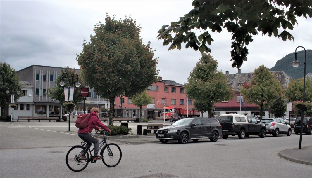 Sauda is a good place to bike, the city centre is relatively compact with nice adjacent areas. The cyclists don't seem to worry too much about the weather either. Sauda is a good place to bike, the city centre is relatively compact with nice adjacent areas. The cyclists don't seem to worry too much about the weather either.