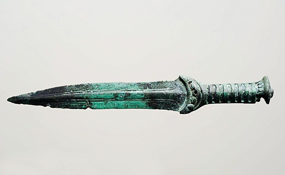 A bronze dagger from the older Bronze Age. It was found during the excavation of a gravel pit at Inderøy in northern Trøndelag County.