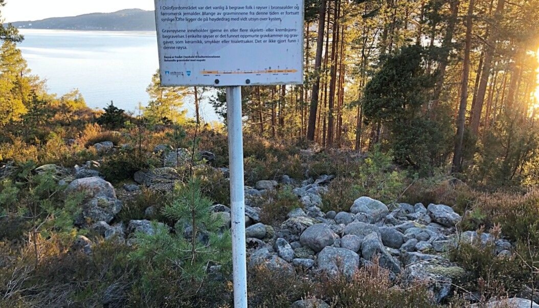 Norway is full of Bronze Age cairns and mounds. This picture shows a burial mound on the Oslo Fjord, just south of Drøbak. The Norwegian coast is dotted with these ancient mounds. They all have one special thing in common: They can be seen from the sea. But why was it so important that people who sailed into Oslo Fjord 3000 years ago saw a mound like this? Norway is full of Bronze Age cairns and mounds. This picture shows a burial mound on the Oslo Fjord, just south of Drøbak. The Norwegian coast is dotted with these ancient mounds. They all have one special thing in common: They can be seen from the sea. But why was it so important that people who sailed into Oslo Fjord 3000 years ago saw a mound like this?