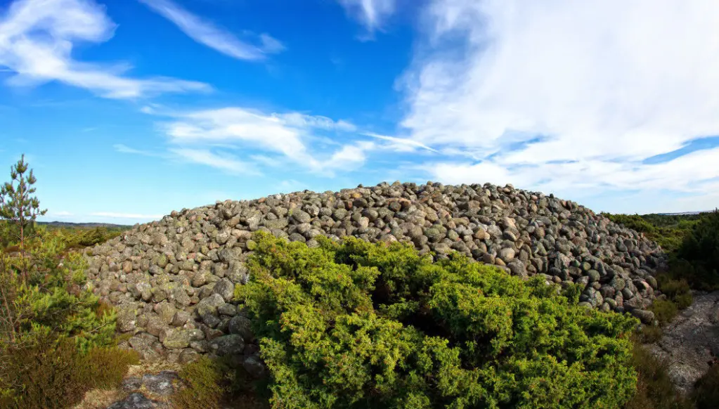 The island of Herføl, furthest out in the Hvaler archipelago in southern Norwegian county of Østfold, is home to the gigantic mound called “Herfølsåta". The sea was 15-20 metres higher 3000 years ago than today, and building this mound on what was then a rather small island where there were few inhabitants must have been a tremendous job. Herfølsåta was obviously built to be seen — by people who came in boats and ships along the coast from today's Sweden to Norway. But why was it so important? The island of Herføl, furthest out in the Hvaler archipelago in southern Norwegian county of Østfold, is home to the gigantic mound called “Herfølsåta". The sea was 15-20 metres higher 3000 years ago than today, and building this mound on what was then a rather small island where there were few inhabitants must have been a tremendous job. Herfølsåta was obviously built to be seen — by people who came in boats and ships along the coast from today's Sweden to Norway. But why was it so important?