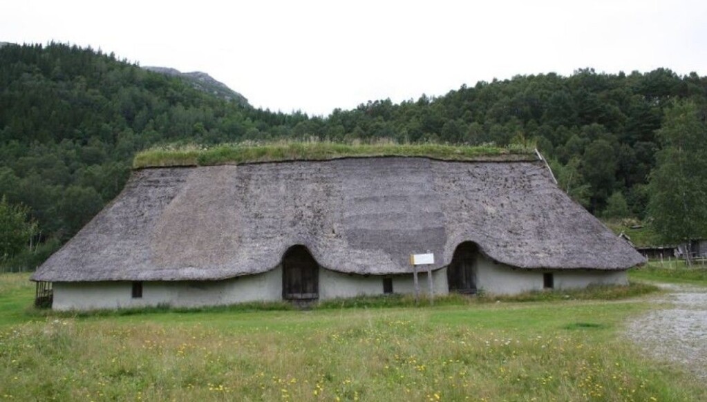 A reconstruction of a house from the Bronze Age has been built at Forsandmoen in Rogaland County. The house is divided into three sections. This may be what houses looked like in Norway 3500 years ago. Each house may have had 15-20 inhabitants. The walls were smeared with clay and the entrances were on the long wall. Around 3000 years ago, the houses became somewhat smaller than this, with fewer people in each house. Perhaps this shift marks the introduction of nuclear families to Norway? A reconstruction of a house from the Bronze Age has been built at Forsandmoen in Rogaland County. The house is divided into three sections. This may be what houses looked like in Norway 3500 years ago. Each house may have had 15-20 inhabitants. The walls were smeared with clay and the entrances were on the long wall. Around 3000 years ago, the houses became somewhat smaller than this, with fewer people in each house. Perhaps this shift marks the introduction of nuclear families to Norway?