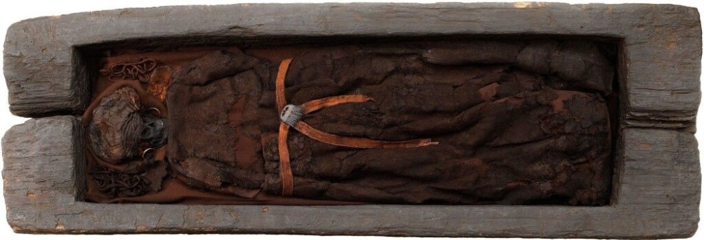 The Skrydstrup woman came to Denmark when she was 14-15 years old, possibly to be married off. She died when she was between 16 and 18 years old. Her burial in an oak coffin indicates that she must have belonged to an elite class. She may have come from southern Germany. The Skrydstrup woman came to Denmark when she was 14-15 years old, possibly to be married off. She died when she was between 16 and 18 years old. Her burial in an oak coffin indicates that she must have belonged to an elite class. She may have come from southern Germany.