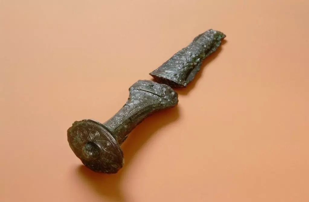 This bronze handle from a dagger or sword was found in a burial mound at Nærbø in Rogaland County. It has features from the Mycenaeans in Greece. At the same time it also looks like a handle from Schleswig-Holstein in Germany.