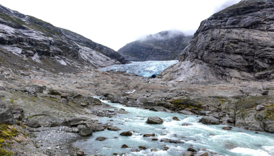 This is how it begins: Ice and water grind the rock into pieces, forming loose material like gravel, sand and clay. This photo is from the Nigard Glacier in Luster municipality in Vestland county. This is how it begins: Ice and water grind the rock into pieces, forming loose material like gravel, sand and clay. This photo is from the Nigard Glacier in Luster municipality in Vestland county.