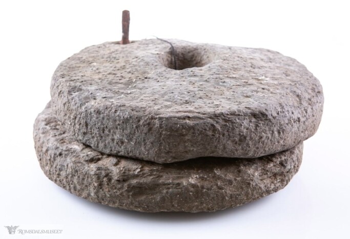 A rotary mill on display at the Romsdal Museum. Here, the top stone has been fitted with an iron pin that acts as a handle. A rotary mill on display at the Romsdal Museum. Here, the top stone has been fitted with an iron pin that acts as a handle.