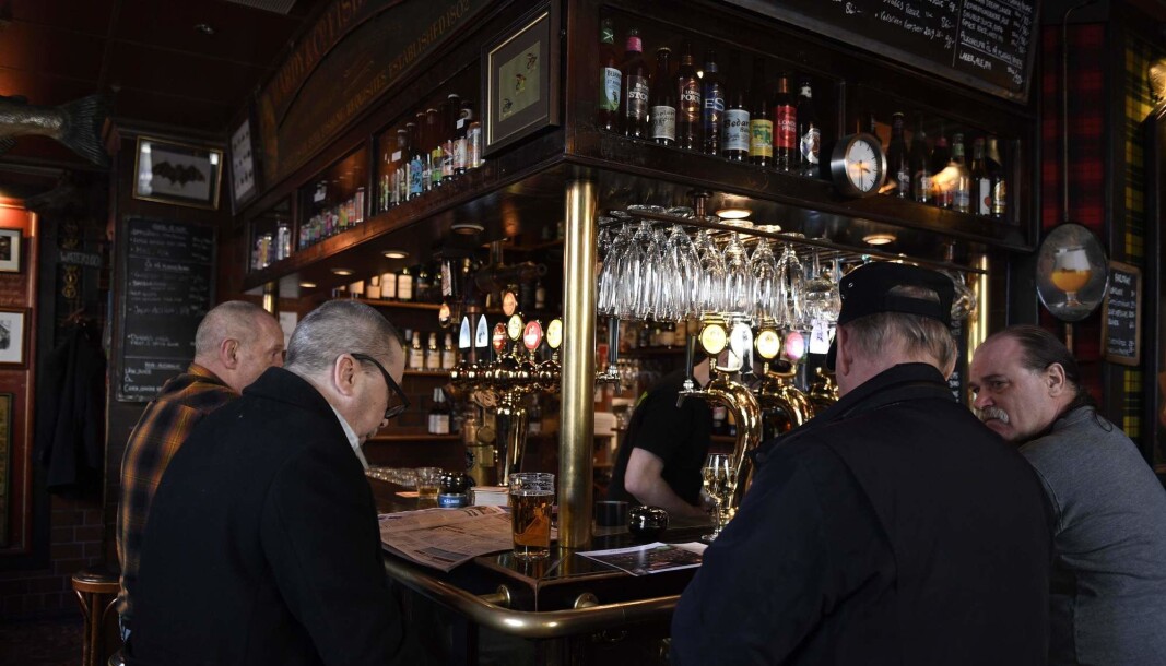 Men drinking beer in a bar in Stockholm 23 March this year. While Oslo's beer taps closed, restaurants and bars have stayed open in Sweden despite the coronavirus crisis. Men drinking beer in a bar in Stockholm 23 March this year. While Oslo's beer taps closed, restaurants and bars have stayed open in Sweden despite the coronavirus crisis.