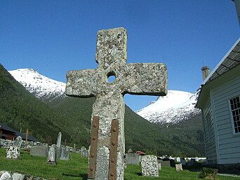 The mill in Sogn also produced stone crosses. This stone is in the cemetery in Loen. The mill in Sogn also produced stone crosses. This stone is in the cemetery in Loen.