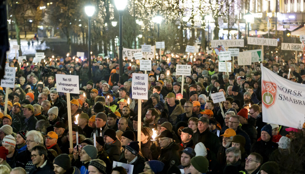 The photo shows a demonstration against Norwegian policies for managing wolves organised by The People's Action for a new Predator Policy and Naturbruksalliansen. Both organisations are working to keep the numbers of wolves in Norway as low as possible, and also wish for more decisions to be taken locally. The photo shows a demonstration against Norwegian policies for managing wolves organised by The People's Action for a new Predator Policy and Naturbruksalliansen. Both organisations are working to keep the numbers of wolves in Norway as low as possible, and also wish for more decisions to be taken locally.