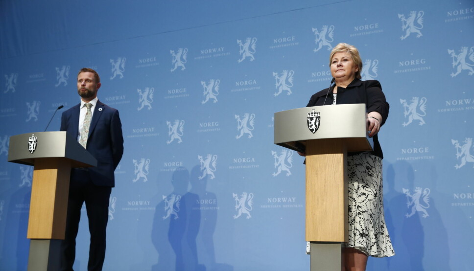 If the Norwegian government had not had two expert reports on their hands, it is unlikely they would have had the necessary cover to act resolutely, writes Emil Flatø. Picture of Minister of Health Bent Høie and Prime Minister Erna Solberg at the daily coronavirus press conferance.
