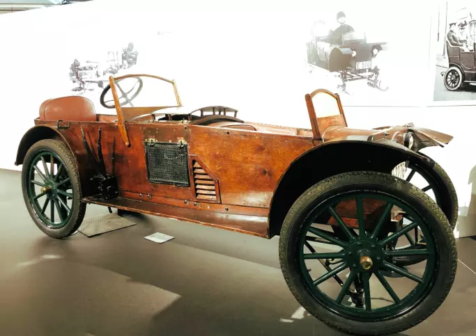 A hundred years ago, the town Gjøvik was a place with many creative industrialists. Six Bjering cars were built, and the first four had a wooden body. The car weighs only 300 kilos, and the engine is positioned between the driver and the passenger. In the winter, the car could be equipped with runners in the front and chains on the rear wheels.