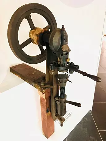 Hand power: This is Johan O. Dalen's seam folding machine from 1913, which was used to seal the cans. The machine was powered by hand.